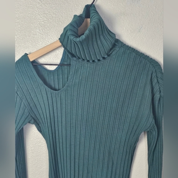 Lovers and Friends Cut Out Ribbed Turtleneck Shirt - Picture 4 of 10